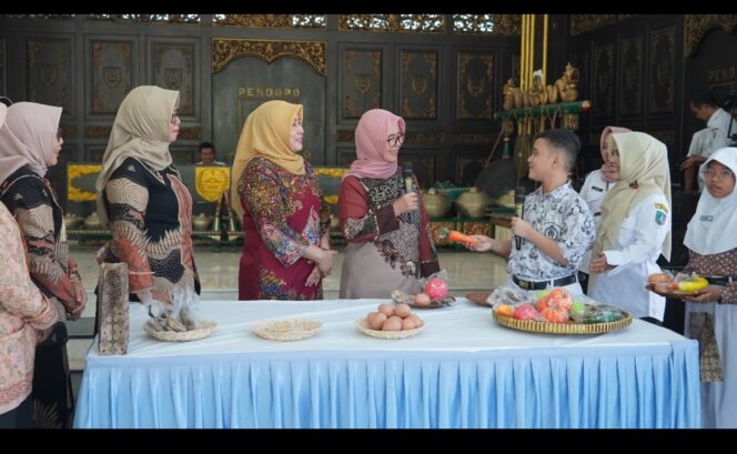 
					Pembab Jombang menggelar aksi GEMA BISA, untuk kampanye dan edukasi makan bergizi bagi siswa da keluarga. Foto: diskominfo pemkab jombang