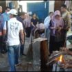 Tamu dari Universitas Teknologi MARA Malaysia didampingi tim dari Prodi Manajemen Unair melihat langsung produksi manik manis usaha masyarakat Plumbong Gambang, Gudo, Jombang, Kamis, 11 Juni 2026. Foto: kredonews.com/ priyo suwarno
