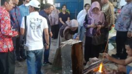 Tamu dari Universitas Teknologi MARA Malaysia didampingi tim dari Prodi Manajemen Unair melihat langsung produksi manik manis usaha masyarakat Plumbong Gambang, Gudo, Jombang, Kamis, 11 Juni 2026. Foto: kredonews.com/ priyo suwarno