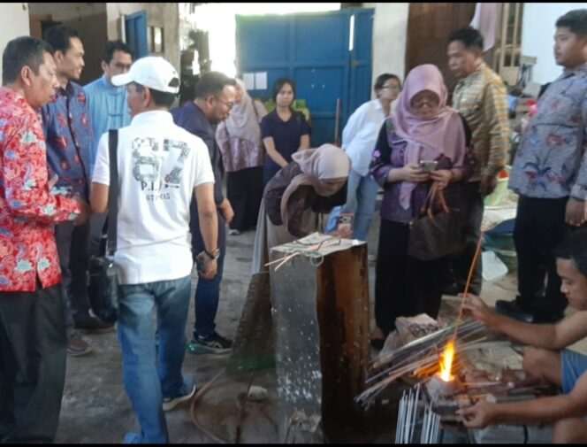 
					Tamu dari Universitas Teknologi MARA Malaysia didampingi tim dari Prodi Manajemen Unair melihat langsung produksi manik manis usaha masyarakat Plumbong Gambang, Gudo, Jombang, Kamis, 11 Juni 2026. Foto: kredonews.com/ priyo suwarno