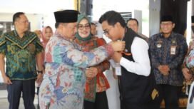 Bupati Jombang, H Warsubi menyematkan tag tanda petugas resmi pelaksana Sensus Ekonomi 2026, secara hybrid, di pendopo pemkab, Kamis, 11 Juni 2026. Foto: diskominfo pemkab jombang