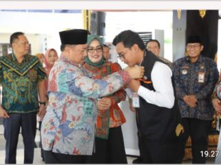Bupati Jombang, H Warsubi menyematkan tag tanda petugas resmi pelaksana Sensus Ekonomi 2026, secara hybrid, di pendopo pemkab, Kamis, 11 Juni 2026. Foto: diskominfo pemkab jombang