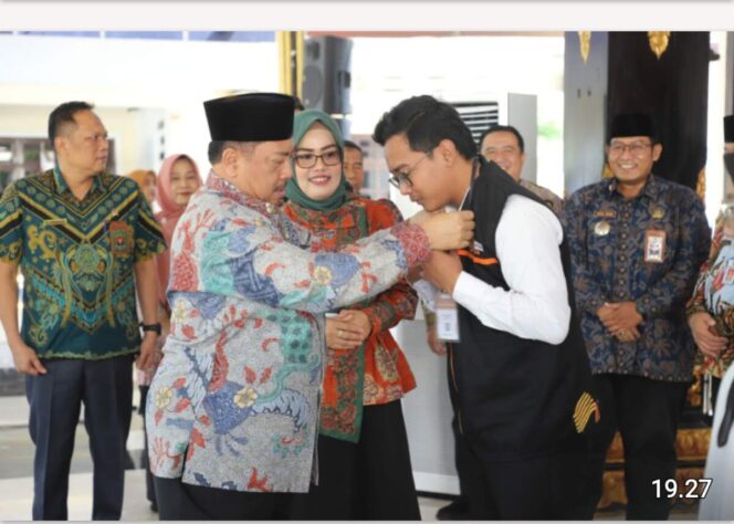 
					Bupati Jombang, H Warsubi menyematkan tag tanda petugas resmi pelaksana Sensus Ekonomi 2026, secara hybrid, di pendopo pemkab, Kamis, 11 Juni 2026. Foto: diskominfo pemkab jombang