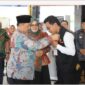 Buoati Jombang, Warsubi memasang tag tanda resmi petugas pelaksana Sensus Ekonomi 2026.