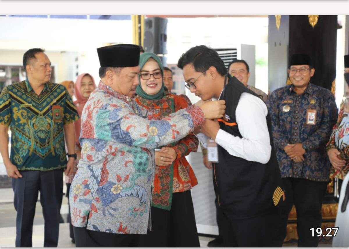 Buoati Jombang, Warsubi memasang tag tanda resmi petugas pelaksana Sensus Ekonomi 2026.