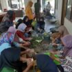 Sebanyak 21 kaum ibu dari desa Plumbon Gambang, Gudo, Jombang, selama dua hari Kamis-Jumat, 11-12 Juni 2026. Mengikuti pelatihan membuat kripik pisang dan tahu krispi. Foto: kredonew.com/ priyo suwarno