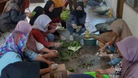 Sebanyak 21 kaum ibu dari desa Plumbon Gambang, Gudo, Jombang, selama dua hari Kamis-Jumat, 11-12 Juni 2026. Mengikuti pelatihan membuat kripik pisang dan tahu krispi. Foto: kredonew.com/ priyo suwarno