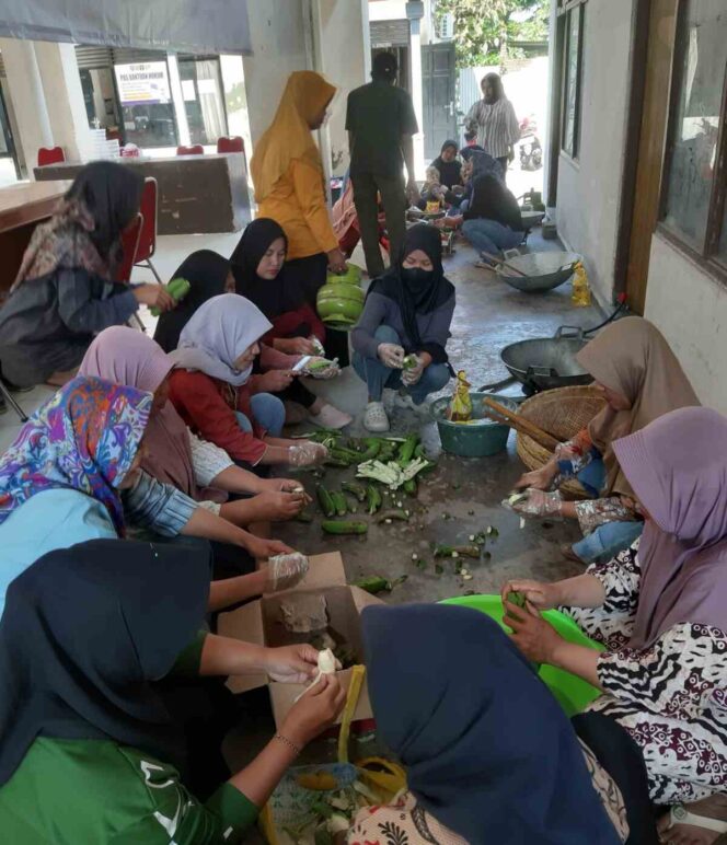 
					Sebanyak 21 kaum ibu dari desa Plumbon Gambang, Gudo, Jombang, selama dua hari Kamis-Jumat, 11-12 Juni 2026. Mengikuti pelatihan membuat kripik pisang dan tahu krispi. Foto: kredonew.com/ priyo suwarno
