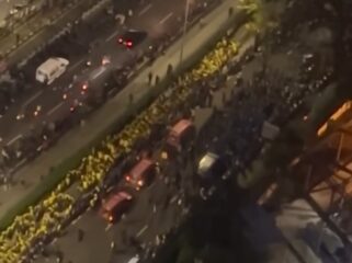Massa aksi unjuk rasa mahasiswa UI sekitar pkl 19.30 wib, Jumat 12 Juni 2026, mulai membubarkan diri, akibat lampu dipadamkan dan masuknya sejumlah kelompok massa berbaju hitam. Foto: instagram@