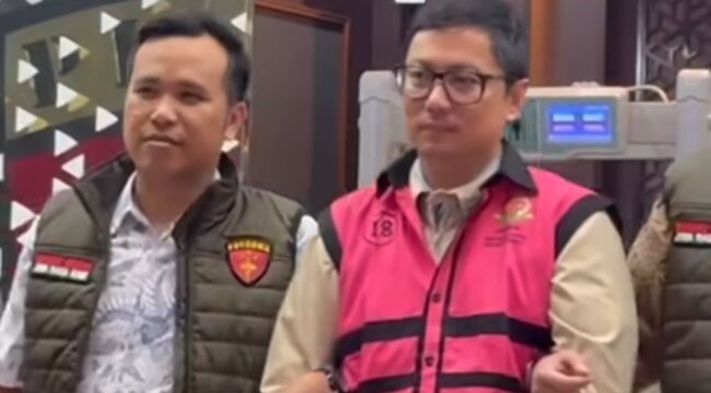Pria ini bernama Andri Mulyono, Komisaris PT Yasa Artha Trimanunggal (YAT), merupakan partner Lodewyk Pusung, mantan wakil kepala BGN, yang melakukan mark up proyek 21.000 unit lebih motor listrik BGN. Ia ditahan sejak, Jumat 12 Juni 2026. Foto: instagram@20detik
