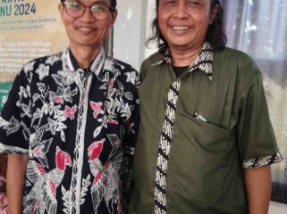 Riadi Ngasiran (Ketua Lesbumi PWNU Jatim) bersama KH Muhammad Jadul Maula (Ketua Lesbumi PBNU). Foto: panitia muktamar lesbumi nu