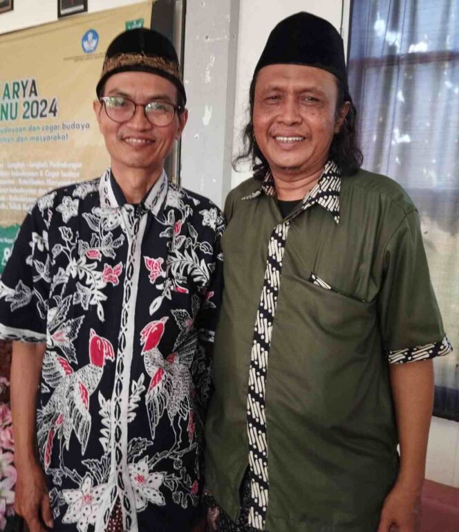 
					Riadi Ngasiran (Ketua Lesbumi PWNU Jatim) bersama KH Muhammad Jadul Maula (Ketua Lesbumi PBNU). Foto: panitia muktamar lesbumi nu