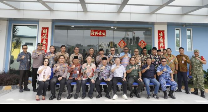 
					Bupati Jombang, H Warsubi pimpin pejabat Firkopimda untuk melakukan kunjungan dua pabrik besar yang menyerap tenaga kerja masing masing PT Camino Industry Indonesia dan PT Cheil Jedang Indonesua, Jumat 12 Juni 2026. Foto: diskominfo pemkab jombang.
