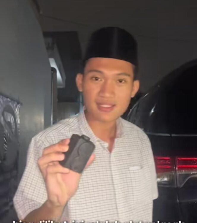 
					Untuk kedua kalinya, mantan ketua BEM UGM, Tyo Ardianto temukan alat pelacak PBX Finder pada mobilnya, usai nengikuti aksi di Gejayan, Yogyakarta. Foto: instagram@tyoardianto_