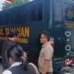 Petugas TNI menjaga tahanan kejaksaan Pekanbar, Riau, tapi saat akan dipindahkan sari mobil tahanan ke ruang tahan PN, mereka berhasil melarikan diri, 10 Juni 2026.