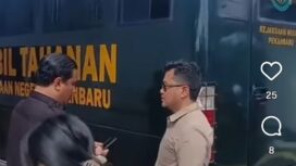 Petugas TNI menjaga tahanan kejaksaan Pekanbar, Riau, tapi saat akan dipindahkan sari mobil tahanan ke ruang tahan PN, mereka berhasil melarikan diri, 10 Juni 2026.