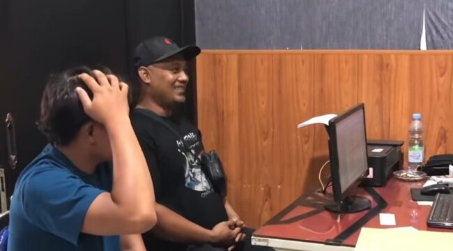 Pelaku pencurian di toko milik Suwandi di Pungging Mojoketto, mendatangi korbannya memohon maaf. Mereka berdamai secara hukum di depan polisi di Polsek Pungging, Mojokerto. Foto: instagram@kabarterdepannojokerto