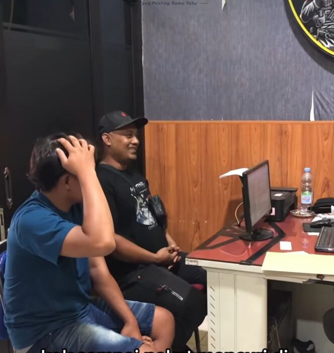
					Pelaku pencurian di toko milik Suwandi di Pungging Mojoketto, mendatangi korbannya memohon maaf. Mereka berdamai secara hukum di depan polisi di Polsek Pungging, Mojokerto. Foto: instagram@kabarterdepannojokerto