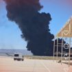 Asap hitam membubung tibggi saat pesawat legendaris Boeing B‑52 Stratofortress milik Angkatan Udara Amerika Serikat jatuh tak lama setelah lepas landas dari Pangkalan Udara Edwards, California, pada Senin, 15 Juni 2026. Foto: istagaram@kabarbaikditco