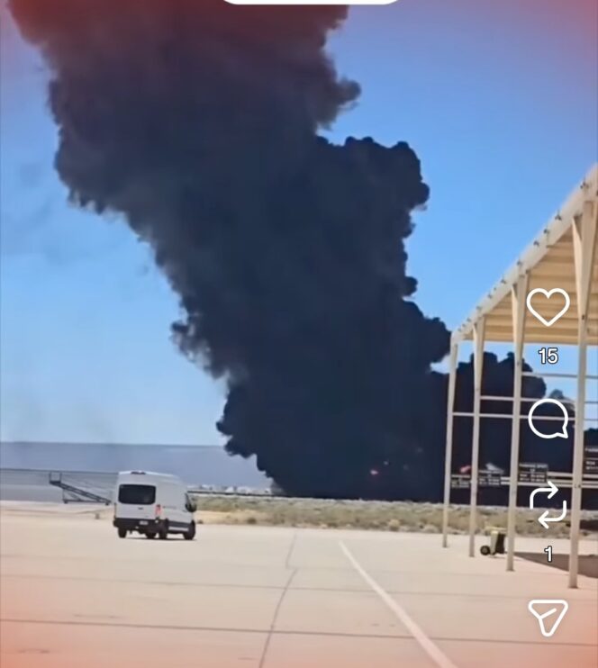 
					Asap hitam membubung tibggi saat pesawat legendaris Boeing B‑52 Stratofortress milik Angkatan Udara Amerika Serikat jatuh tak lama setelah lepas landas dari Pangkalan Udara Edwards, California, pada Senin, 15 Juni 2026. Foto: istagaram@kabarbaikditco