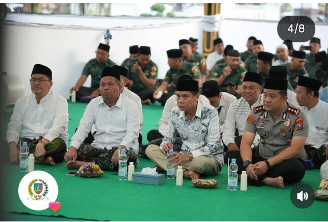 
					Ketua DPRD Jombang H. Hadi Atmaji menghadiri acara doa untuk menyambut tahun baru Hijriah 1448. Foto: instagram@dptd_jombang