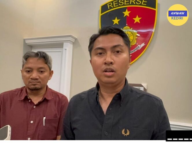 
					AKP Bima Pratama, Kepala Satreskrim Polres Kediri, saat memberikan rilis kasus penahanan oknum guru SMK berbuat cabul kepada siswinya. Foto: instagram@kawan.kediri
