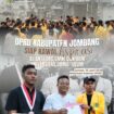 Sejumlah mahasiswa yang tergabung dalam Aliansi Melihat Infonesia, GMNI dan BEM.Undar melakukan aksi unjuk rasa di depan gedung DPRD Jombang, Jumat, 19 Juni 2026. Foto: instagram@dprd-jombang