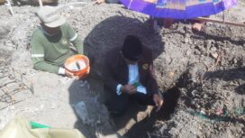Joko Herwanto, Wali Talqin Thariqah Shiddiqiyyah, Ketua Umum Organisasi Shiddiqiyyah (ORSI), melektakan batu pertama pembangunan rumah warga, di Dusun Jatimenok, Desa Rejoso Pinggir, Kecamatan Tembelang, Kabupaten Jombang. Foto: kredonews.com/ priyo suwarno
