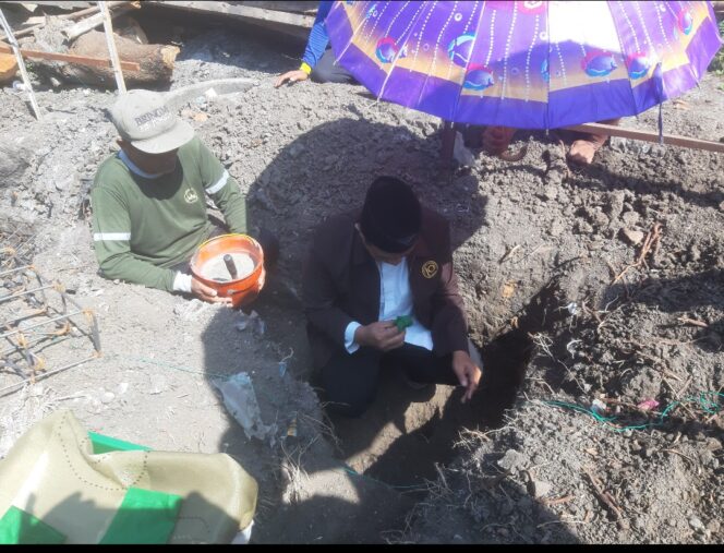 
					Joko Herwanto, Wali Talqin Thariqah Shiddiqiyyah, Ketua Umum Organisasi Shiddiqiyyah (ORSI), melektakan batu pertama pembangunan rumah warga, di Dusun Jatimenok, Desa Rejoso Pinggir, Kecamatan Tembelang, Kabupaten Jombang. Foto: kredonews.com/ priyo suwarno