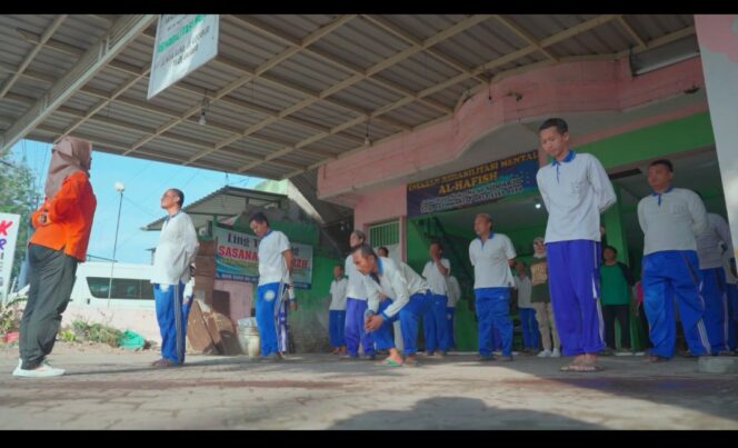 
					Dosen dan mahasiswa Unusa mengembangkan program program pemulihan pasien skizofrenia berbasis komunitas di Yayasan Al Hafish Sidoarjo melalui pendekatan rehabilitasi psikososial dan pemberdayaan keluarga atau caregiver. Foto: ist

