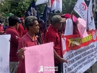 Massa karyawan PT SGS  kembali menggelar demo di depan kantor Pemkab Jombang dan Disnaker, Selasa 23 Juni 2026. Foto: instagram@jombanginformasi_