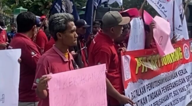 Massa karyawan PT SGS  kembali menggelar demo di depan kantor Pemkab Jombang dan Disnaker, Selasa 23 Juni 2026. Foto: instagram@jombanginformasi_