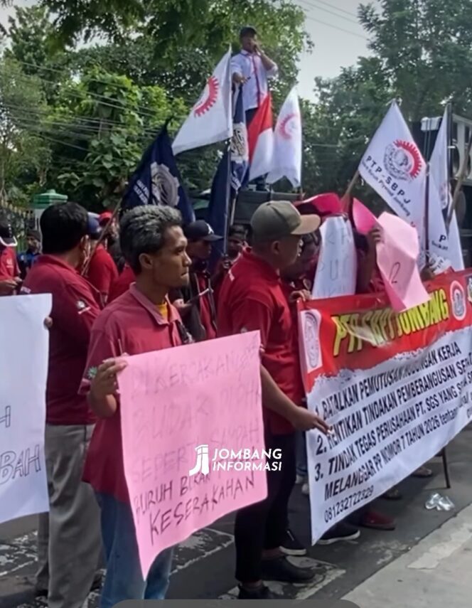 
					Massa karyawan PT SGS  kembali menggelar demo di depan kantor Pemkab Jombang dan Disnaker, Selasa 23 Juni 2026. Foto: instagram@jombanginformasi_