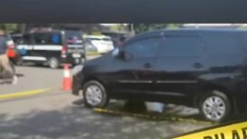 Petugas dari Basarnas Juanda melakukan evakuasi, jasad wanita ditemukan tewas dalam mobil plat merah di halaman parkir Bandara Juanda, Rabu 24 Juni 2026. Foto: detik_jatim