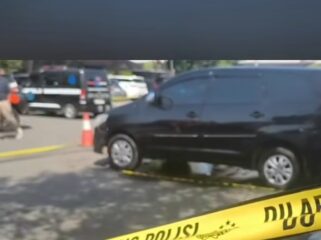 Petugas dari Basarnas Juanda melakukan evakuasi, jasad wanita ditemukan tewas dalam mobil plat merah di halaman parkir Bandara Juanda, Rabu 24 Juni 2026. Foto: detik_jatim