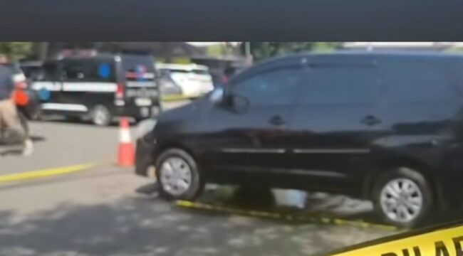 Petugas dari Basarnas Juanda melakukan evakuasi, jasad wanita ditemukan tewas dalam mobil plat merah di halaman parkir Bandara Juanda, Rabu 24 Juni 2026. Foto: detik_jatim