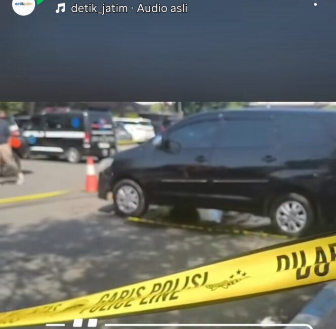 
					Petugas dari Basarnas Juanda melakukan evakuasi, jasad wanita ditemukan tewas dalam mobil plat merah di halaman parkir Bandara Juanda, Rabu 24 Juni 2026. Foto: detik_jatim