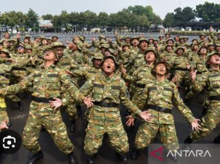 Kemenhan memberikan pelatiha dasar kemiliteran bagi calon manajer KDMP. Foto: antara