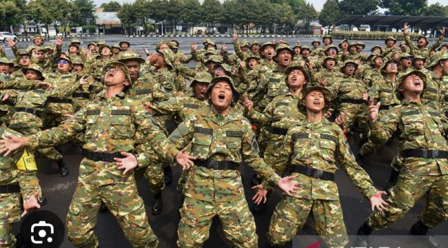 Kemenhan memberikan pelatiha dasar kemiliteran bagi calon manajer KDMP. Foto: antara