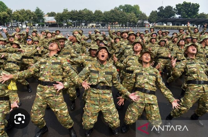 
					Kemenhan memberikan pelatiha dasar kemiliteran bagi calon manajer KDMP. Foto: antara