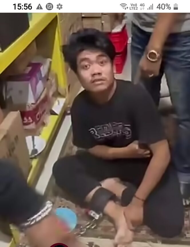 
					Beginilah kondisi seorang pegawai percetakan di Jakarta, saat kakinya dirantai 21 hari, dituduh mencuri. Foyo: ist