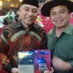 Binhad Nurrohmat serahkan dua buku baru dari Jombang kepada wakikota Surabaya, Eri Cahyadi, di DKS, Surabaya , 25 Juni 2026. Foto; ist