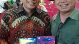 Binhad Nurrohmat serahkan dua buku baru dari Jombang kepada wakikota Surabaya, Eri Cahyadi, di DKS, Surabaya , 25 Juni 2026. Foto; ist