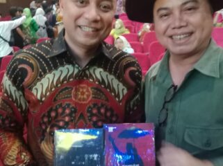 Binhad Nurrohmat serahkan dua buku baru dari Jombang kepada wakikota Surabaya, Eri Cahyadi, di DKS, Surabaya , 25 Juni 2026. Foto; ist