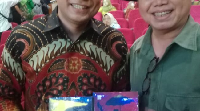 Binhad Nurrohmat serahkan dua buku baru dari Jombang kepada wakikota Surabaya, Eri Cahyadi, di DKS, Surabaya , 25 Juni 2026. Foto; ist
