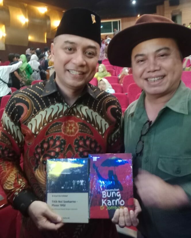 
					Binhad Nurrohmat serahkan dua buku baru dari Jombang kepada wakikota Surabaya, Eri Cahyadi, di DKS, Surabaya , 25 Juni 2026. Foto; ist