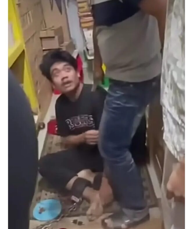 
					Kondisi satu di antara tiga karyawan yang disekap dengan kaki dirantai di sebuah usahan percetakan di kawasan Senen, Jakarta. Foto: ist
