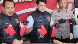 Kasatreskrim Polres Jombang menggekar konferensi pers ungkap penangkapan empat tersangka pencuri motor, spesialis acara hiburan. Fito: ist
