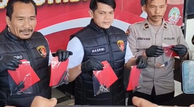 Kasatreskrim Polres Jombang menggekar konferensi pers ungkap penangkapan empat tersangka pencuri motor, spesialis acara hiburan. Fito: ist