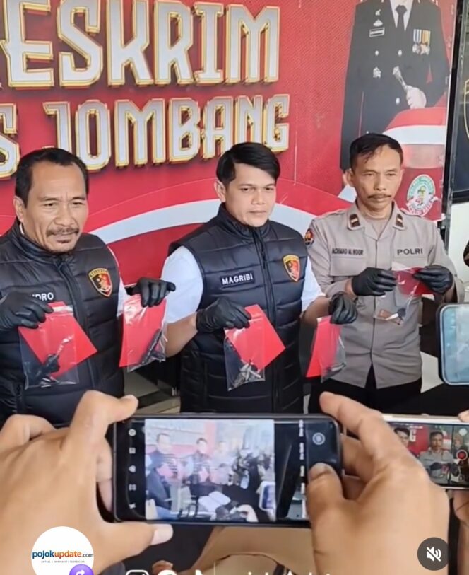 
					Kasatreskrim Polres Jombang menggekar konferensi pers ungkap penangkapan empat tersangka pencuri motor, spesialis acara hiburan. Fito: ist